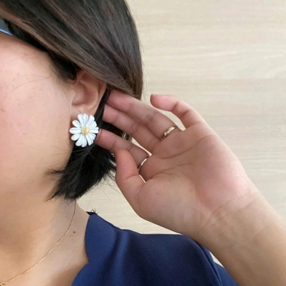 Gold tone white daisy flower asymmetric cottgecore boho coquette dainty earrings - Picture 5 of 14